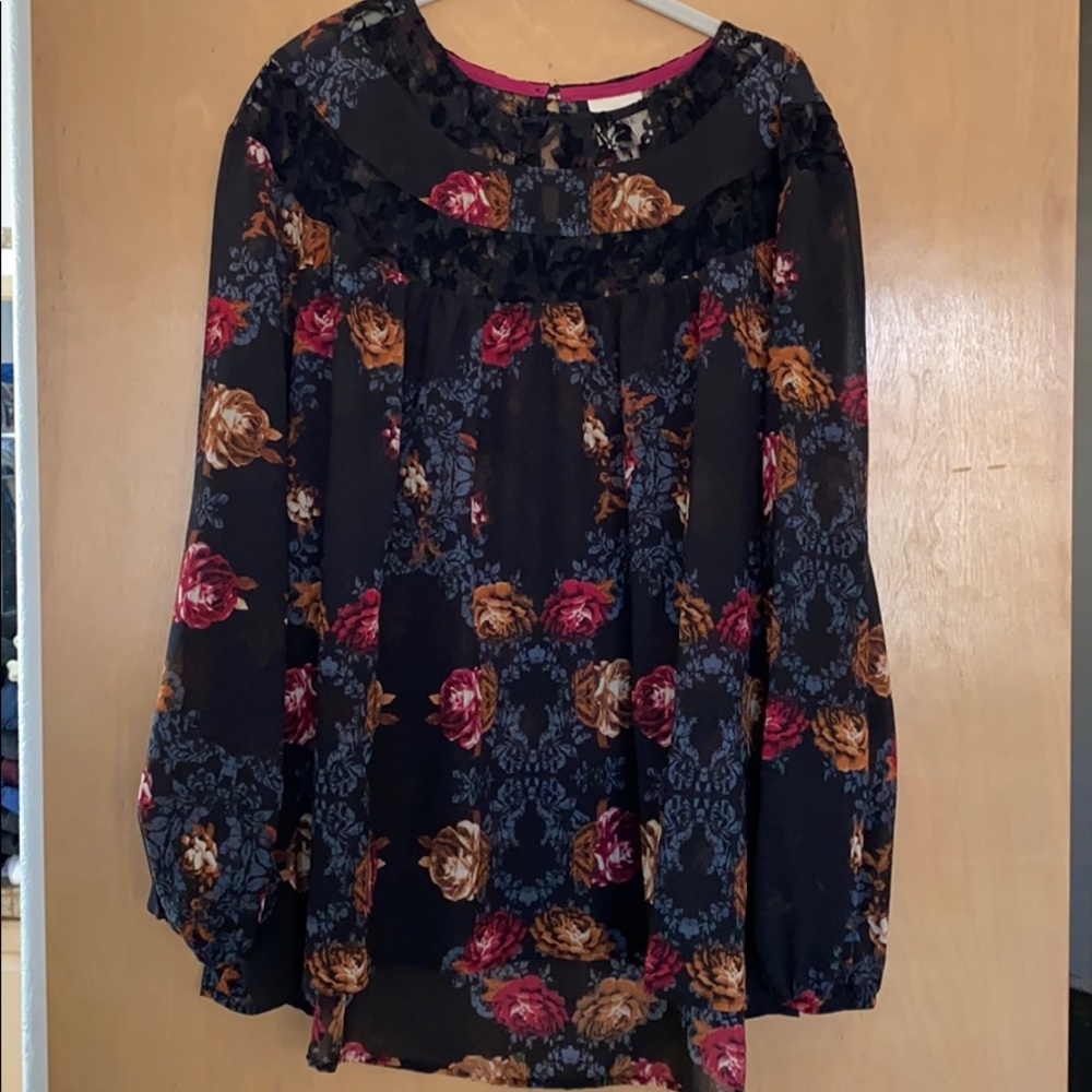 Black/floral flowy blouse